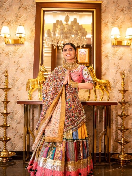 Navratri lengha choli Wearing by Geeta Rabari – view 9