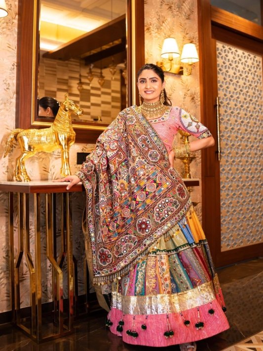 Navratri lengha choli Wearing by Geeta Rabari – view 8