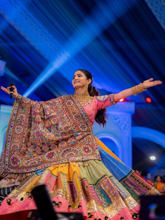 Navratri lengha choli Wearing by Geeta Rabari – view 6