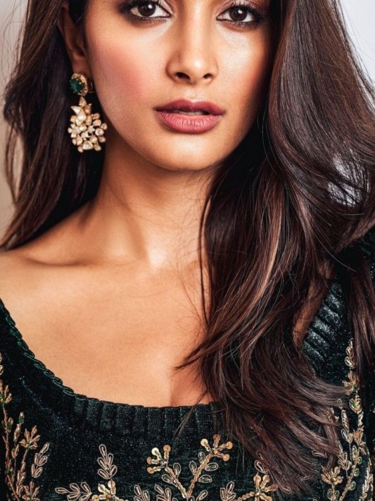 Pooja Hegde Collection Velvet Lehenga – view 6